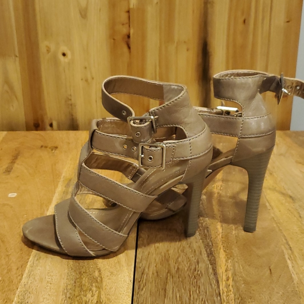 BCBG  Paulies Heels